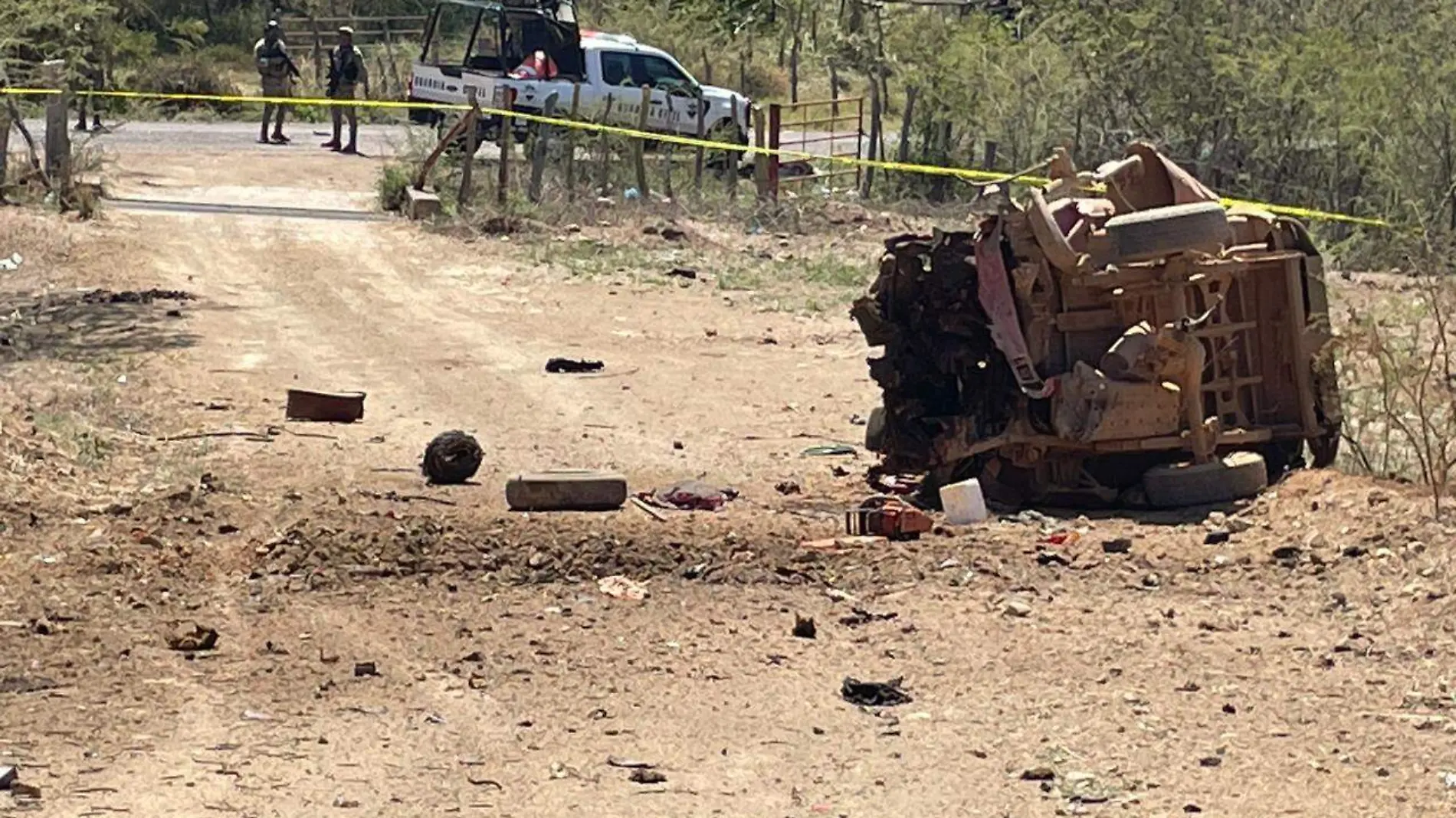 Vehículo destrozado por una mina terrestre